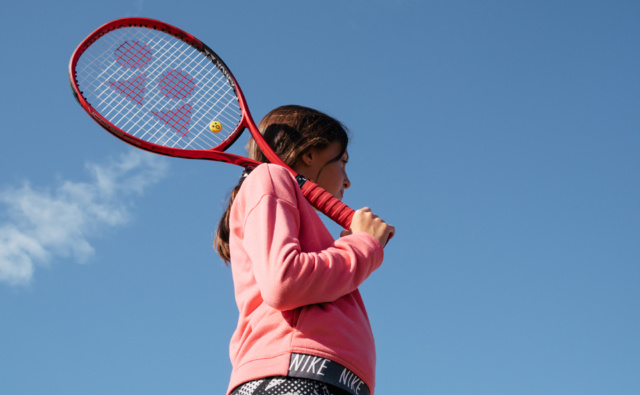 Девочка с теннисной ракеткой